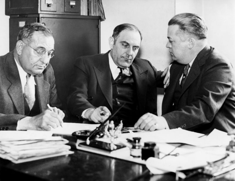 El rey de los estafadores: cómo Victor Lustig pudo vender la Torre Eiffel. Doblemente El rey de los estafadores: cómo Victor Lustig pudo vender la Torre Eiffel. Doblemente