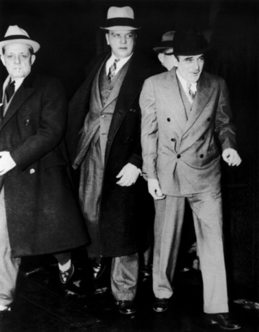 El rey de los estafadores: cómo Victor Lustig pudo vender la Torre Eiffel. Doblemente El rey de los estafadores: cómo Victor Lustig pudo vender la Torre Eiffel. Doblemente