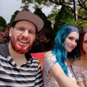 El trío es más divertido: una chica de 18 años se fue al otro lado del país para perder la virginidad en una familia sueca