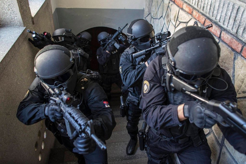 El uso de armas por parte de la policía en diferentes países. El uso de armas por parte de la policía en diferentes países.