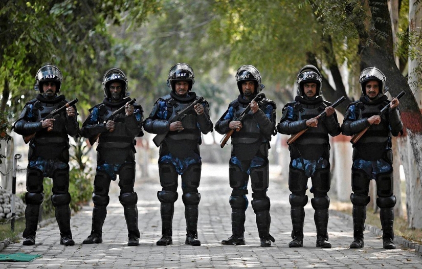 El uso de armas por parte de la policía en diferentes países. El uso de armas por parte de la policía en diferentes países.