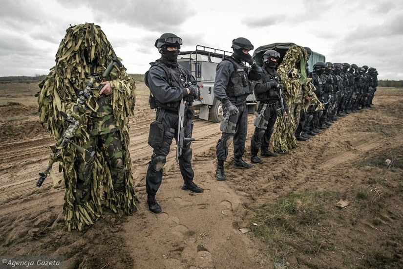El uso de armas por parte de la policía en diferentes países. El uso de armas por parte de la policía en diferentes países.