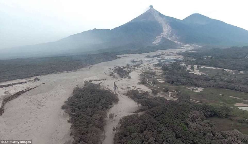 El volcán de Fuego en Guatemala mató a 69 personas en un día. El número de muertos está creciendo