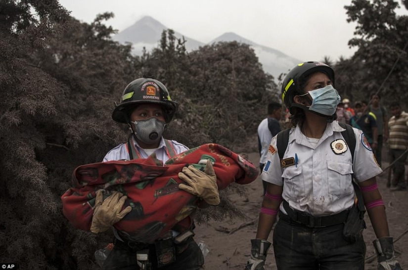 El volcán de Fuego en Guatemala mató a 69 personas en un día. El número de muertos está creciendo