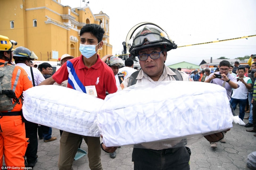 El volcán de Fuego en Guatemala mató a 69 personas en un día. El número de muertos está creciendo