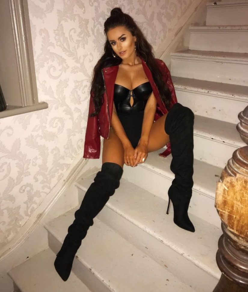 Emancipation in everything: photos with legs spread wide apart — a new trend on Instagram