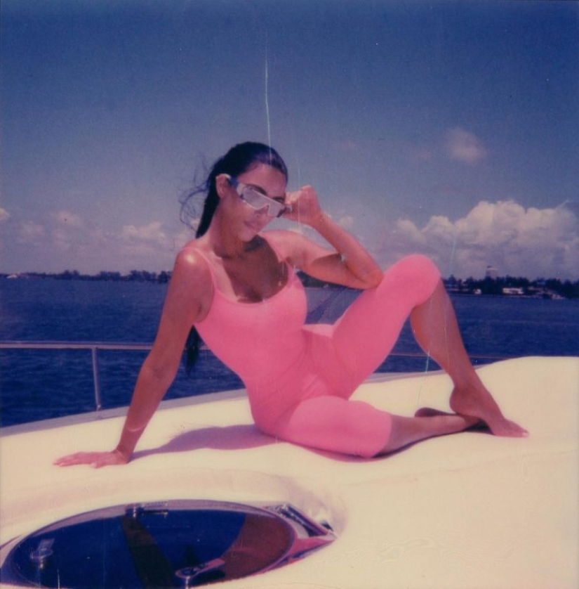 Emancipation in everything: photos with legs spread wide apart — a new trend on Instagram