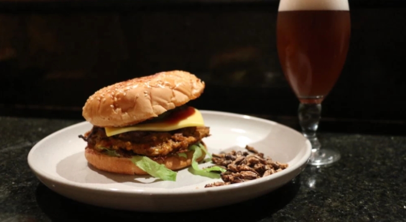 "Empecé a alucinar y pensar en la muerte" : Un periodista australiano comió escarabajos durante una semana en aras de un experimento "Empecé a alucinar y pensar en la muerte" : Un periodista australiano comió escarabajos durante una semana en aras de un experimento