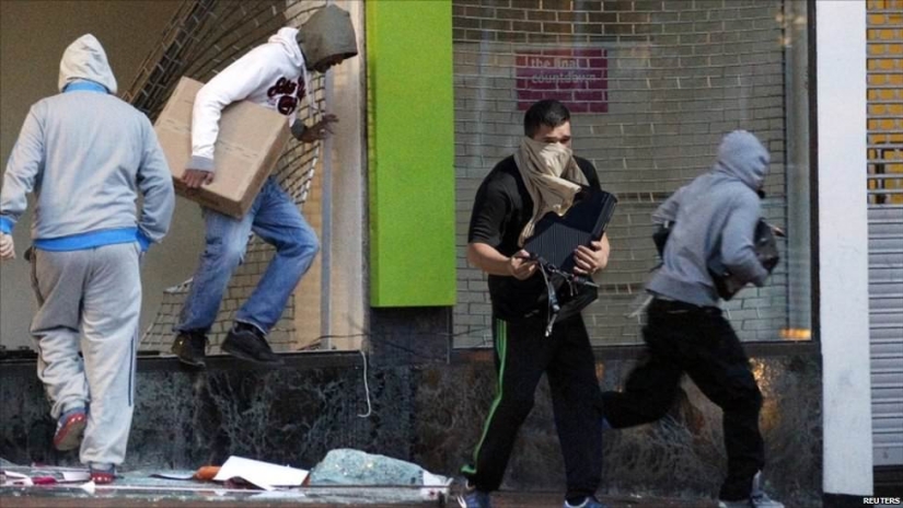 En caso de incendio, el primero en sacar la Xbox: una foto de la víctima con una consola de juegos se ha vuelto viral En caso de incendio, el primero en sacar la Xbox: una foto de la víctima con una consola de juegos se ha vuelto viral