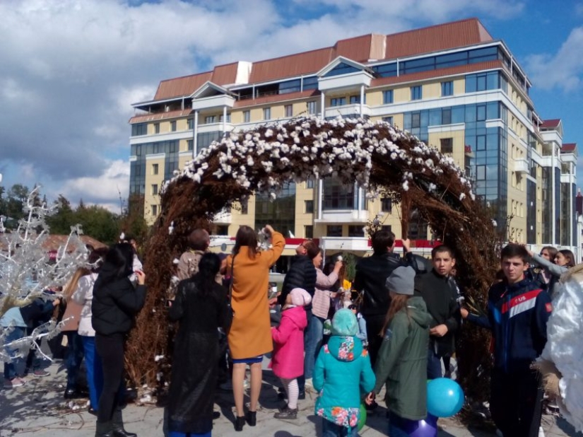 En el Día de la ciudad, los residentes de Stavropol se comió un elefante y royó la corona de un árbol