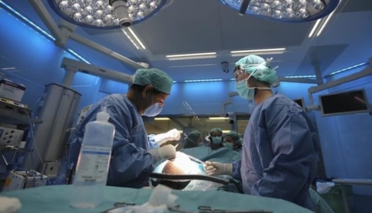 En el Reino Unido, se revocó la licencia de un cirujano que quemaba iniciales en el hígado de los pacientes