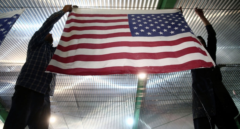 En Irán, la fábrica fabrica banderas de Estados Unidos e Israel, para que luego se puedan quemar de manera demostrativa