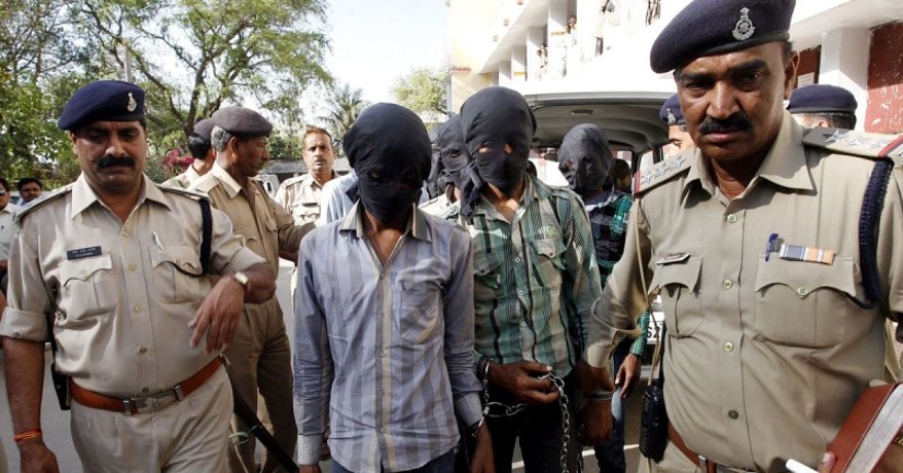 En la India, una esposa y su amante contrataron asesinos para su esposo, pero todo se deslizó en una especie de Bollywood En la India, una esposa y su amante contrataron asesinos para su esposo, pero todo se deslizó en una especie de Bollywood