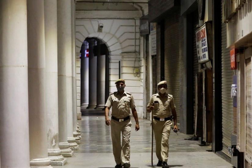 En la India, una esposa y su amante contrataron asesinos para su esposo, pero todo se deslizó en una especie de Bollywood En la India, una esposa y su amante contrataron asesinos para su esposo, pero todo se deslizó en una especie de Bollywood