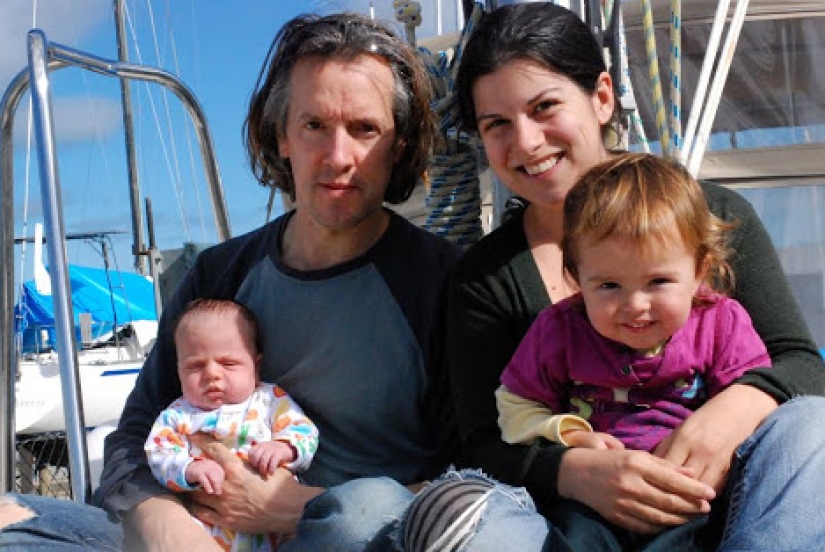 En la misma ola: la pareja ha estado viajando en alta mar durante 8 años y ha dado a luz a tres hijos durante este tiempo