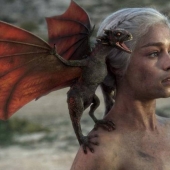 En la web aparecieron fotos de Emilia Clarke después de un derrame cerebral y una trepanación craneal