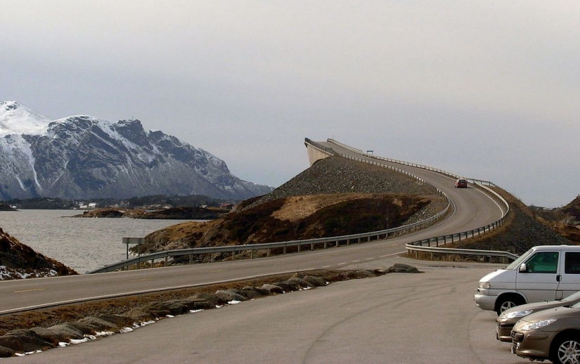 En las carreteras de Noruega: "¡Atención! Estás entrando en un puente que no lleva a ninguna parte"