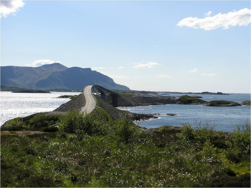 En las carreteras de Noruega: "¡Atención! Estás entrando en un puente que no lleva a ninguna parte"
