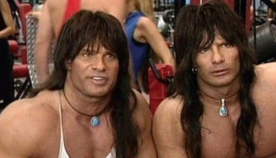 En los Estados Unidos, uno de los hermanos gemelos que interpretó los papeles principales en la comedia de los años 90 "Nannies" ha muerto