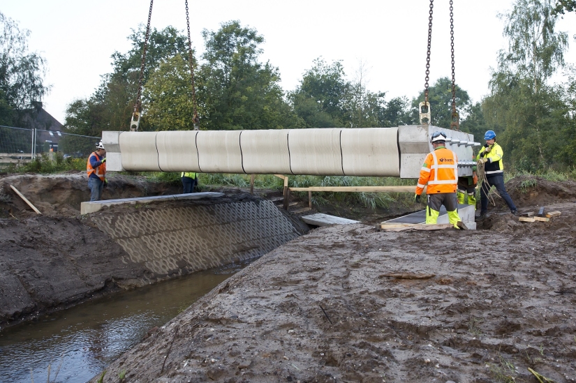 En los Países Bajos, se imprimió en una impresora 3D un puente capaz de soportar 40 camiones En los Países Bajos, se imprimió en una impresora 3D un puente capaz de soportar 40 camiones