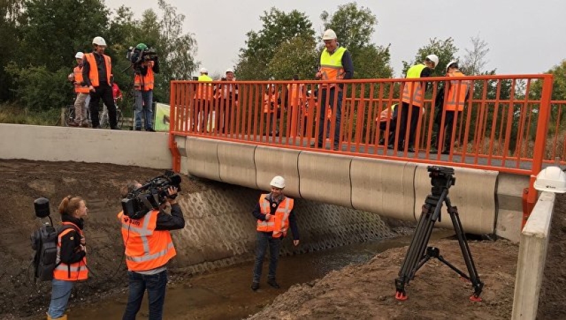 En los Países Bajos, se imprimió en una impresora 3D un puente capaz de soportar 40 camiones En los Países Bajos, se imprimió en una impresora 3D un puente capaz de soportar 40 camiones