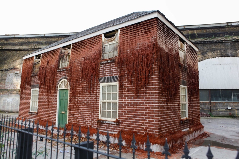 En manos de este británico, las casas se derriten, vuelan y se deslizan a los pies de los transeúntes