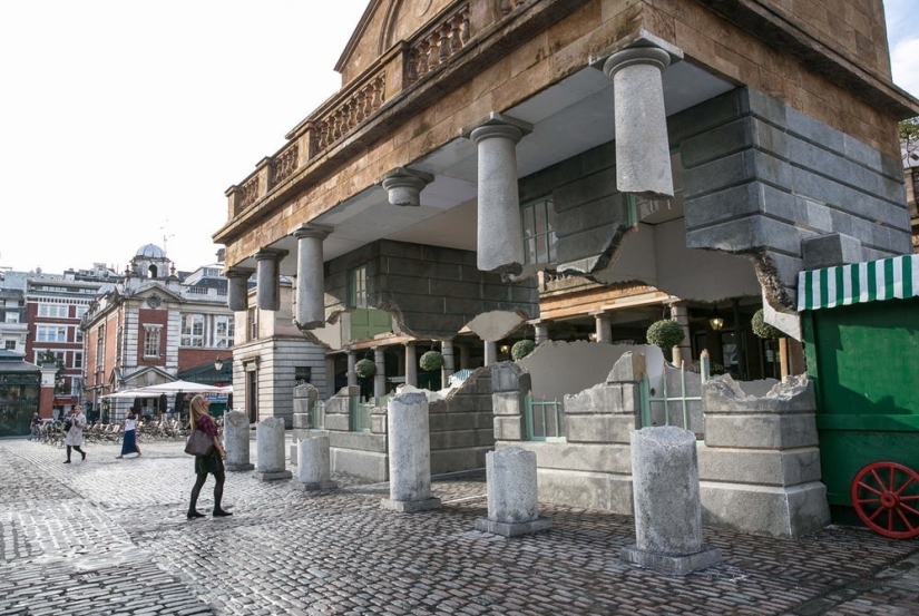 En manos de este británico, las casas se derriten, vuelan y se deslizan a los pies de los transeúntes