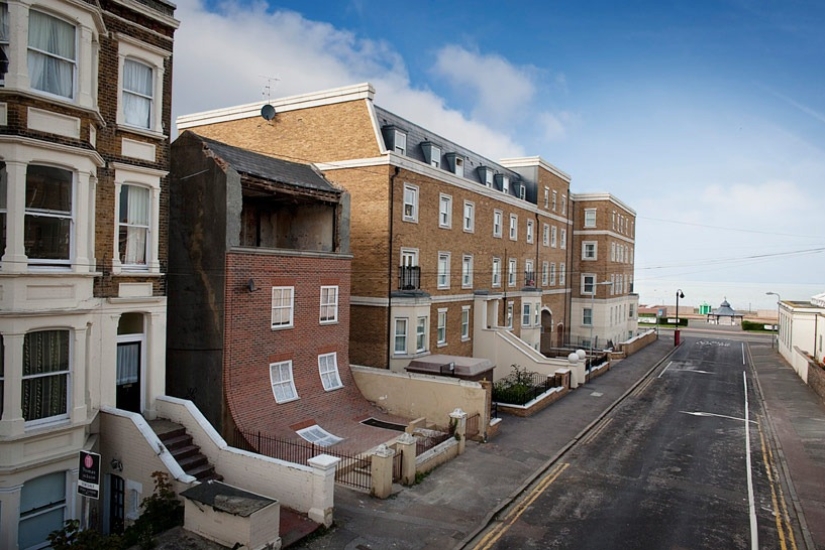 En manos de este británico, las casas se derriten, vuelan y se deslizan a los pies de los transeúntes