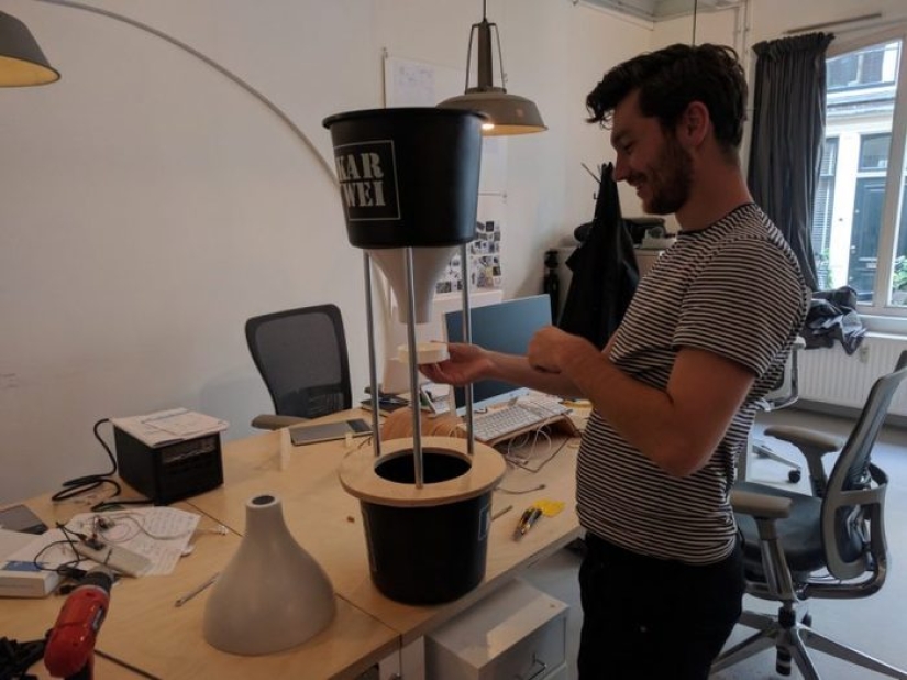 En Ámsterdam quieren enseñar a los cuervos a recoger colillas de cigarrillos En Ámsterdam quieren enseñar a los cuervos a recoger colillas de cigarrillos