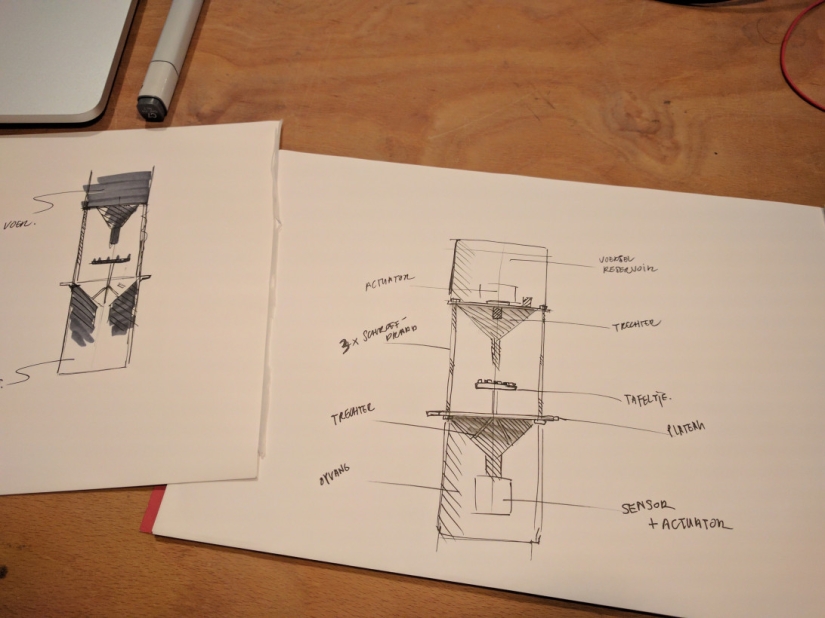 En Ámsterdam quieren enseñar a los cuervos a recoger colillas de cigarrillos En Ámsterdam quieren enseñar a los cuervos a recoger colillas de cigarrillos