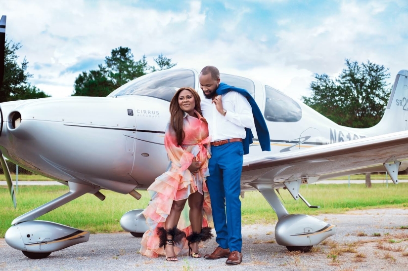 En plena preparación para el combate: la glamurosa madre hizo maquillaje profesional y aumentó sus pestañas antes de dar a luz