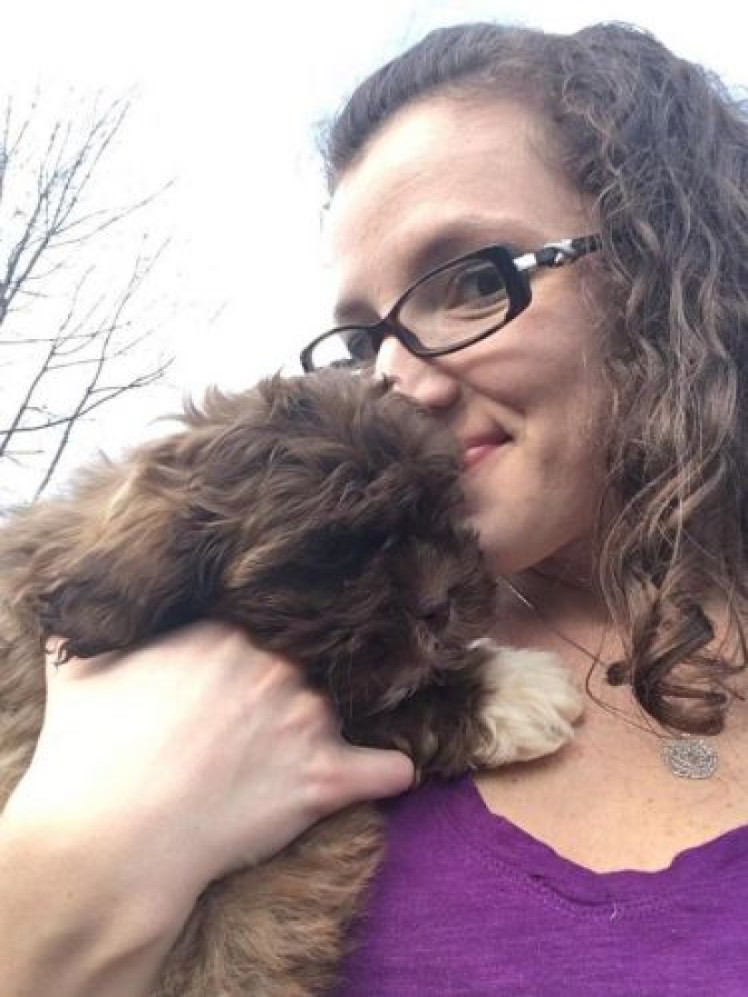 En Reddit se encontró un perro con rostro humano, que incluso sabe guiñar un ojo con astucia