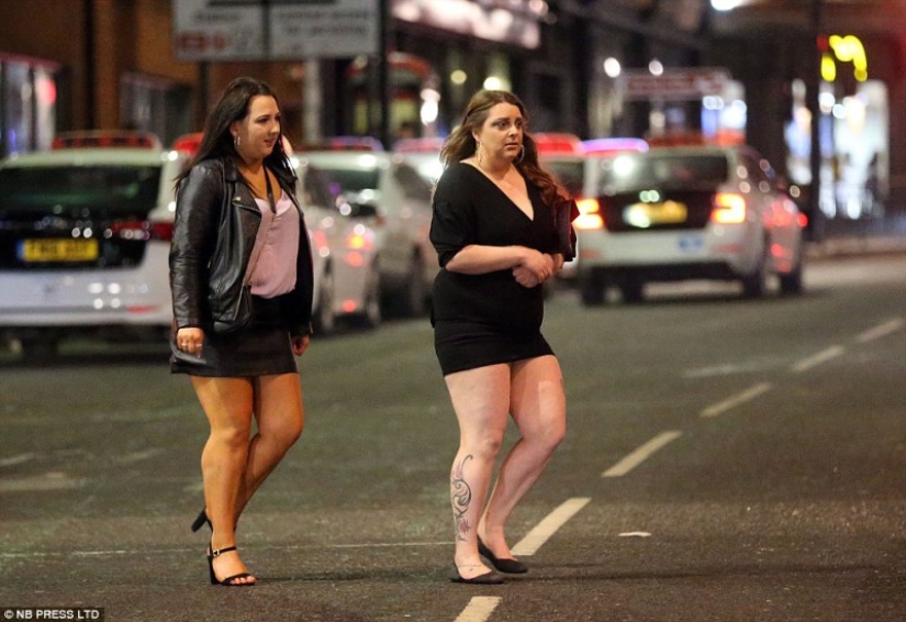 En tacones de aguja a través de la nieve y el viento: incluso la "Bestia del Este" no impidió que las mujeres británicas quisieran emborracharse el fin de semana En tacones de aguja a través de la nieve y el viento: incluso la "Bestia del Este" no impidió que las mujeres británicas quisieran emborracharse el fin de semana