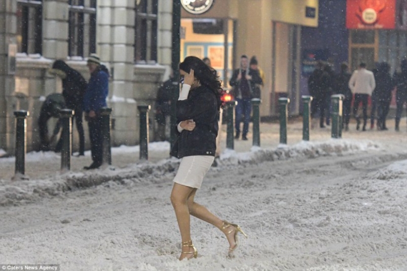 En tacones de aguja a través de la nieve y el viento: incluso la "Bestia del Este" no impidió que las mujeres británicas quisieran emborracharse el fin de semana En tacones de aguja a través de la nieve y el viento: incluso la "Bestia del Este" no impidió que las mujeres británicas quisieran emborracharse el fin de semana