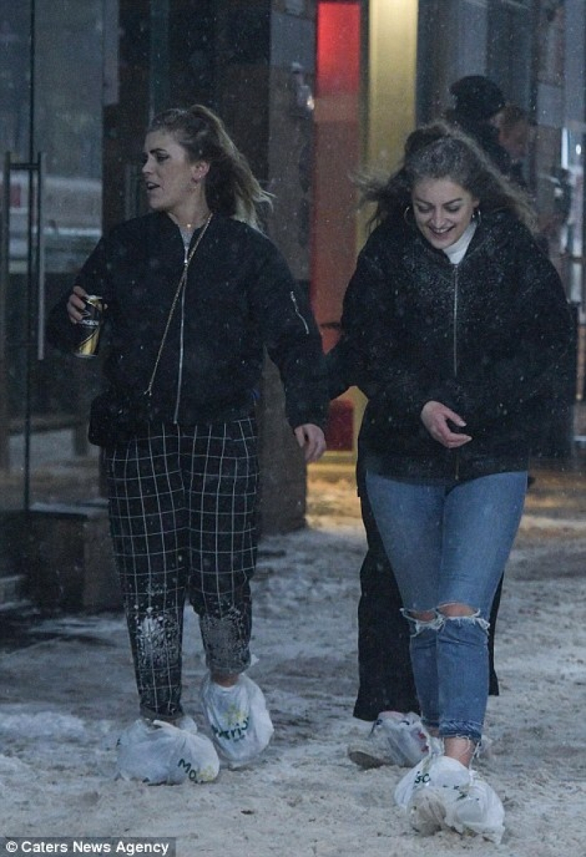 En tacones de aguja a través de la nieve y el viento: incluso la "Bestia del Este" no impidió que las mujeres británicas quisieran emborracharse el fin de semana En tacones de aguja a través de la nieve y el viento: incluso la "Bestia del Este" no impidió que las mujeres británicas quisieran emborracharse el fin de semana