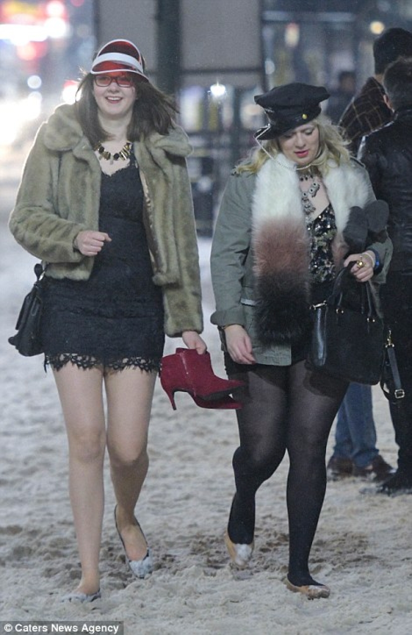 En tacones de aguja a través de la nieve y el viento: incluso la "Bestia del Este" no impidió que las mujeres británicas quisieran emborracharse el fin de semana En tacones de aguja a través de la nieve y el viento: incluso la "Bestia del Este" no impidió que las mujeres británicas quisieran emborracharse el fin de semana