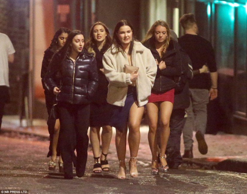 En tacones de aguja a través de la nieve y el viento: incluso la "Bestia del Este" no impidió que las mujeres británicas quisieran emborracharse el fin de semana En tacones de aguja a través de la nieve y el viento: incluso la "Bestia del Este" no impidió que las mujeres británicas quisieran emborracharse el fin de semana