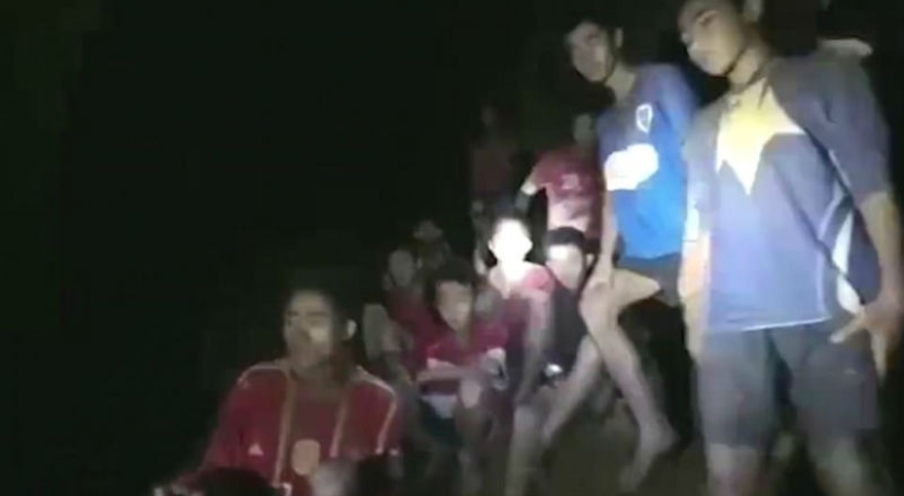 En Tailandia, 12 niños y un entrenador fueron encontrados desaparecidos en una cueva inundada. Pero su tormento no terminó En Tailandia, 12 niños y un entrenador fueron encontrados desaparecidos en una cueva inundada. Pero su tormento no terminó