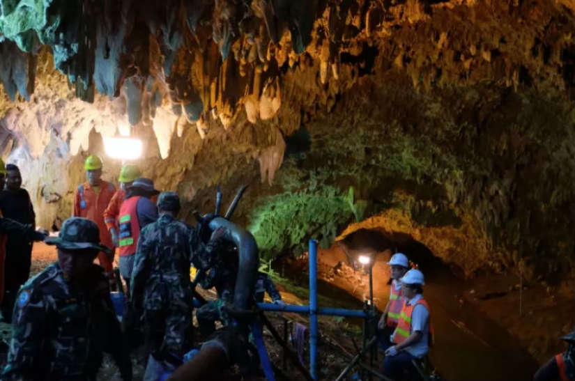 En Tailandia, 12 niños y un entrenador fueron encontrados desaparecidos en una cueva inundada. Pero su tormento no terminó En Tailandia, 12 niños y un entrenador fueron encontrados desaparecidos en una cueva inundada. Pero su tormento no terminó