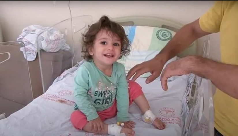 En Turquía, una niña de 2 años fue mordida por una serpiente que la atacó