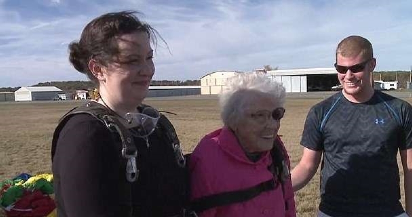 Encantadora abuela celebró su 94 cumpleaños en paracaidismo