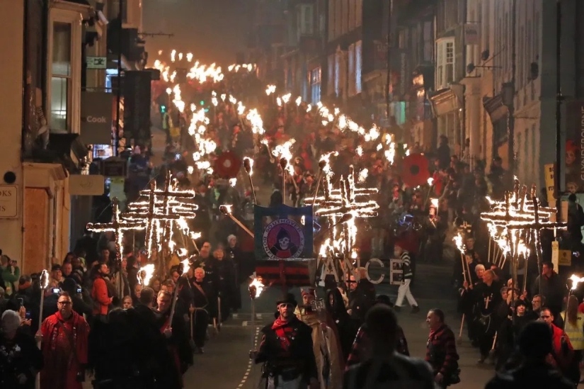 ¡Enciende! La noche de Guy Fawkes en el Reino Unido fue brillante y calurosa