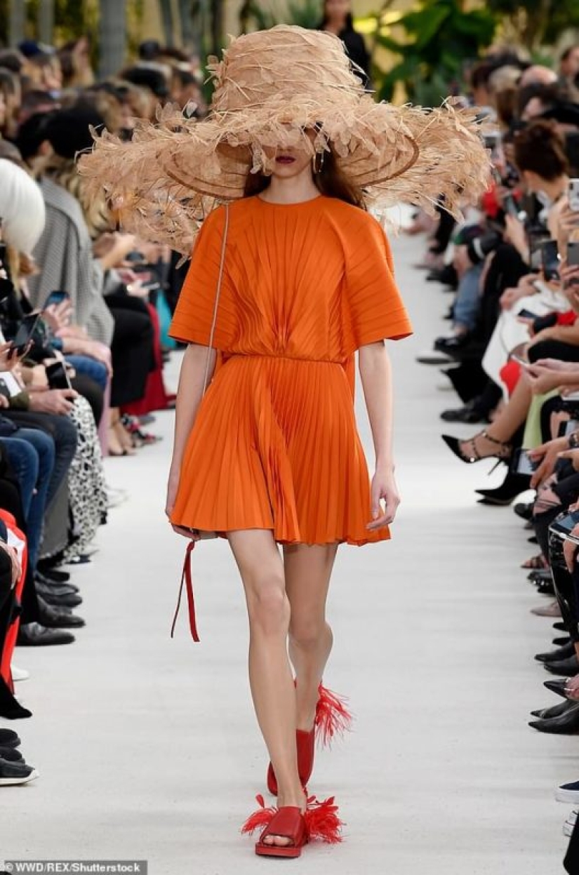 ¿Es demasiado débil para que uses un sombrero así? Un desfile de modas pretencioso tuvo lugar en París