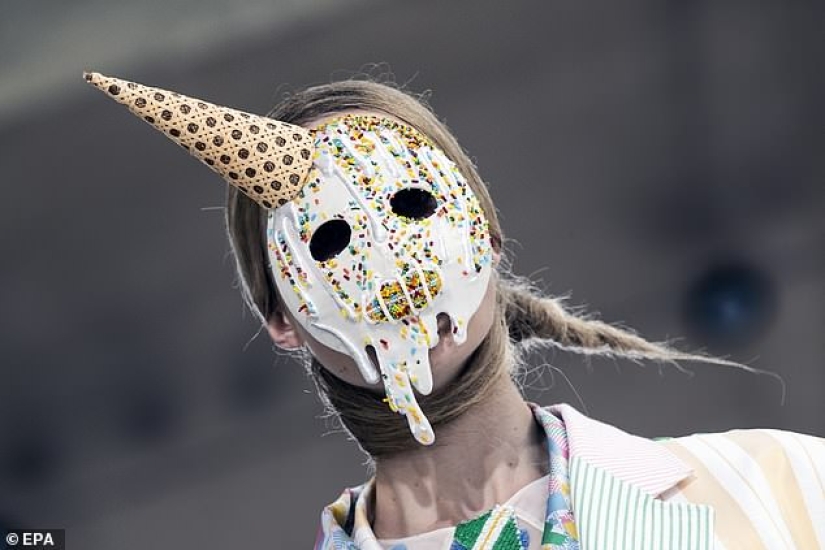¿Es demasiado débil para que uses un sombrero así? Un desfile de modas pretencioso tuvo lugar en París