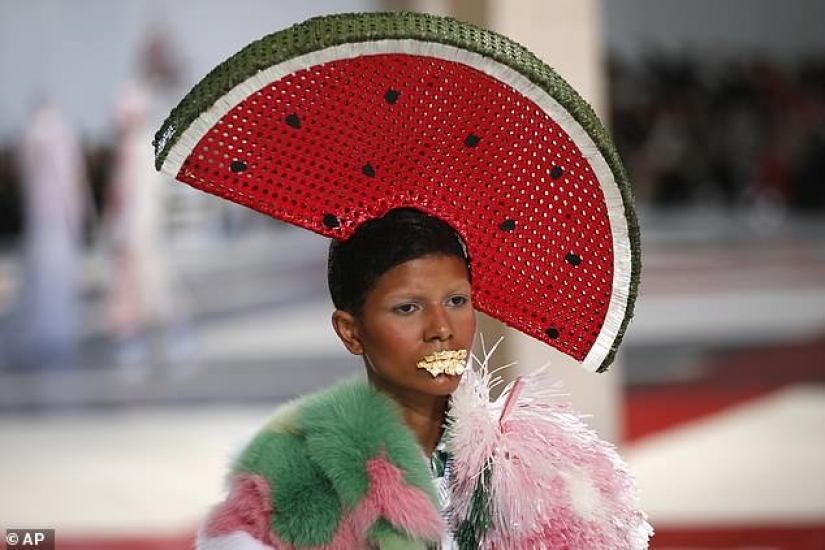 ¿Es demasiado débil para que uses un sombrero así? Un desfile de modas pretencioso tuvo lugar en París