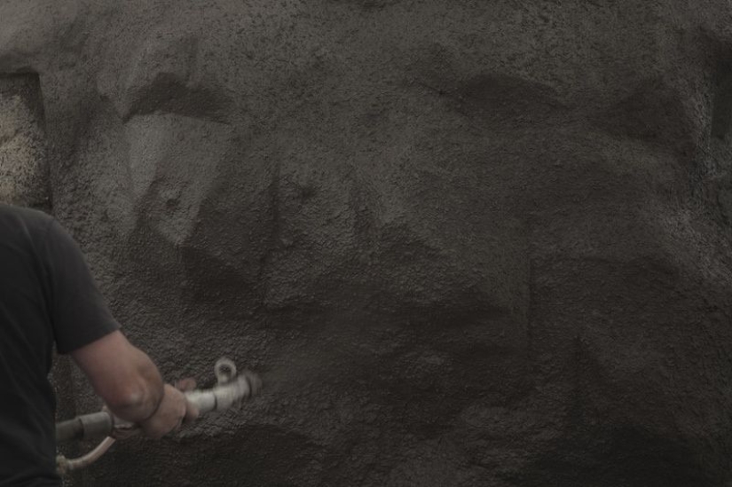 Es difícil adivinar lo que hay detrás de esta piedra