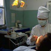 Es hora de pagar las deudas: madre exigió un millón de dólares en compensación de matrícula de su hijo dentista