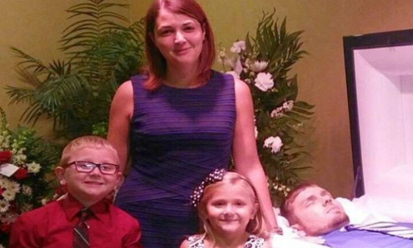 Es por eso que esta mujer con hijos sonríe cerca del ataúd de su esposo