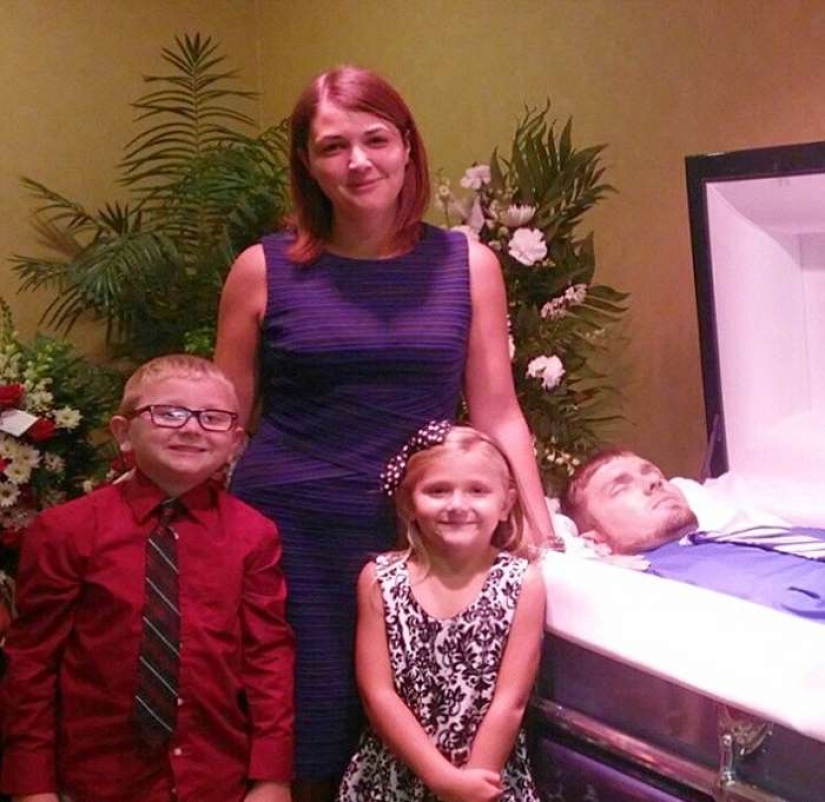 Es por eso que esta mujer con hijos sonríe cerca del ataúd de su esposo