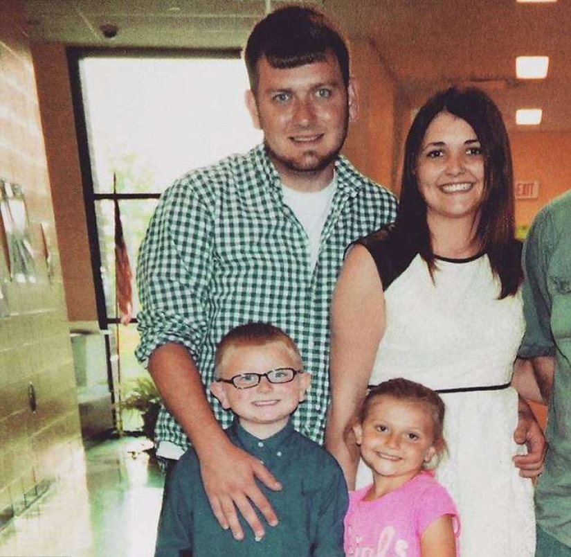 Es por eso que esta mujer con hijos sonríe cerca del ataúd de su esposo